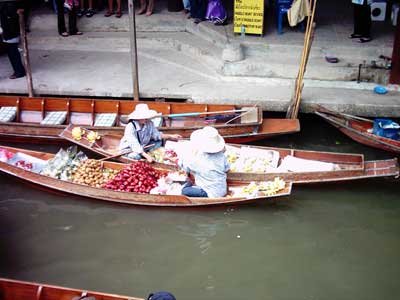 Работа плавучего водного рынка в Тайланде