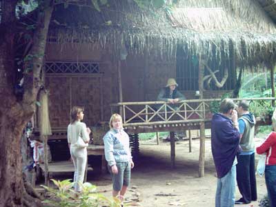 Дом в джунглях племени Монов